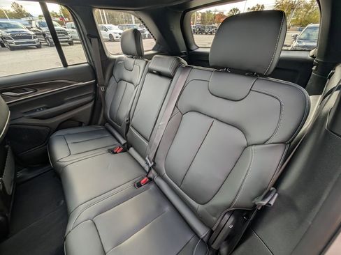 New 2025 Jeep Grand Cherokee Limited image 16