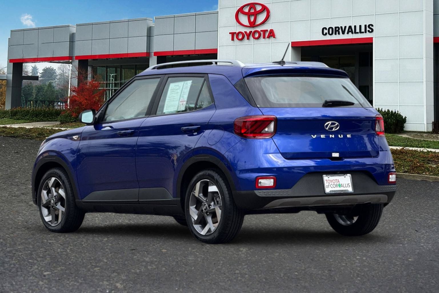 Used 2025 Hyundai Venue SEL FWD image 6