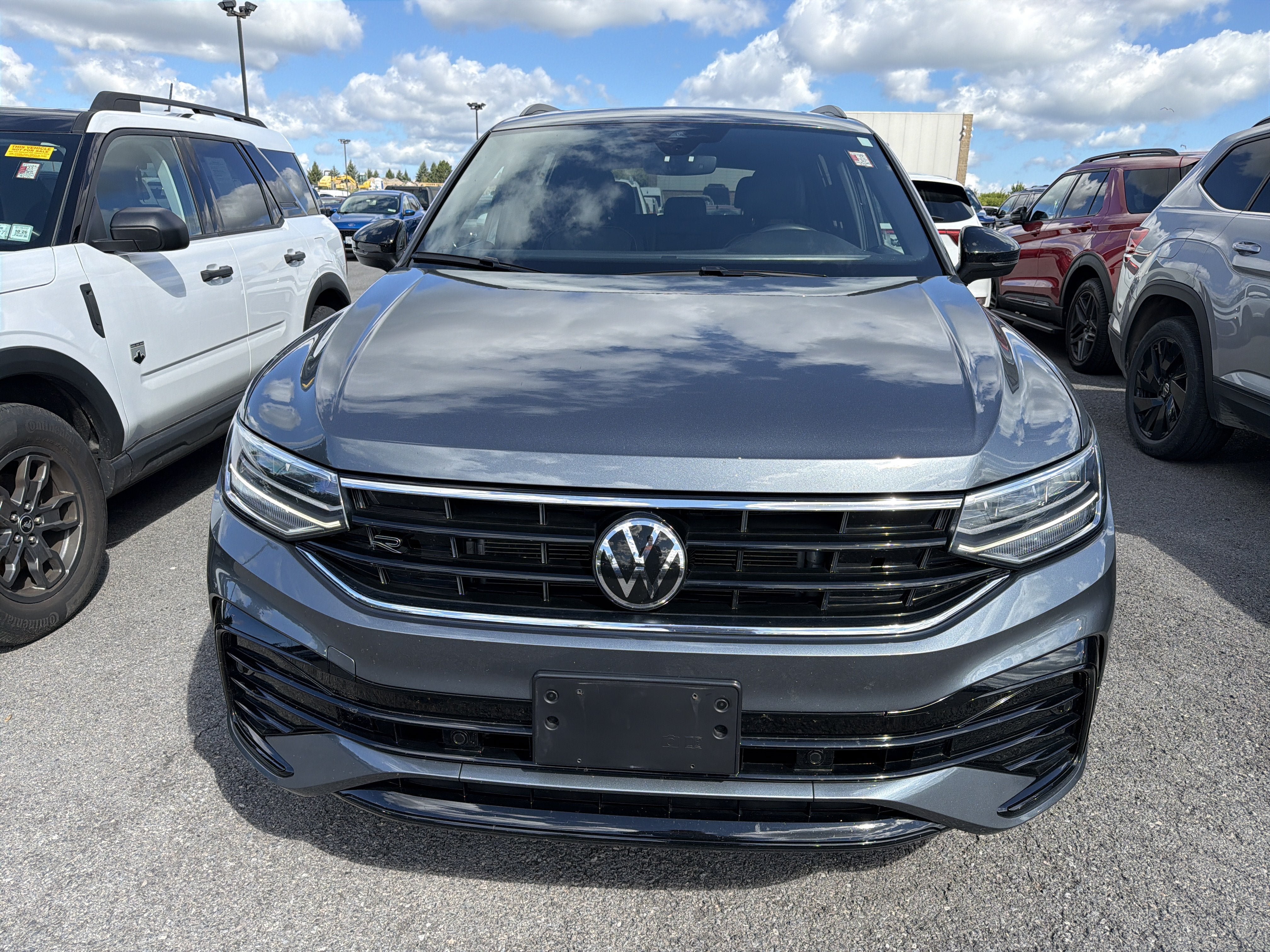 Used 2024 Volkswagen Tiguan SE R-Line AWD/4WD image 3
