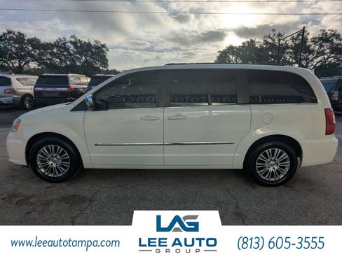 Used 2013 Chrysler Town & Country Touring-L image 7