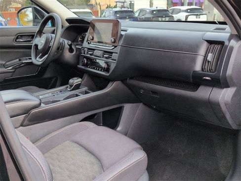 Used 2024 Nissan Pathfinder S image 20