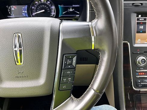 Used 2017 Lincoln Navigator Reserve image 16