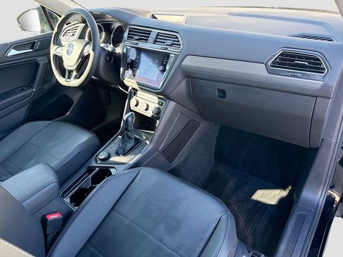 Used 2020 Volkswagen Tiguan SE image 36