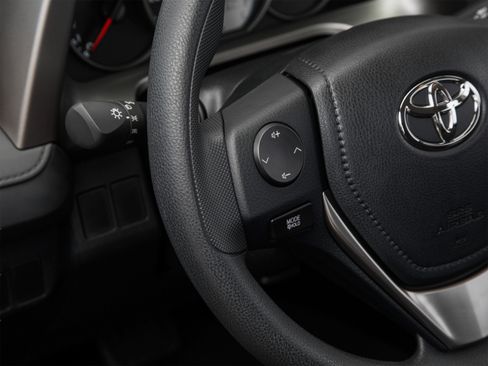 Used 2017 Toyota RAV4 LE FWD image 47