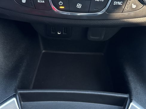 Used 2021 Chevrolet Traverse LT image 24