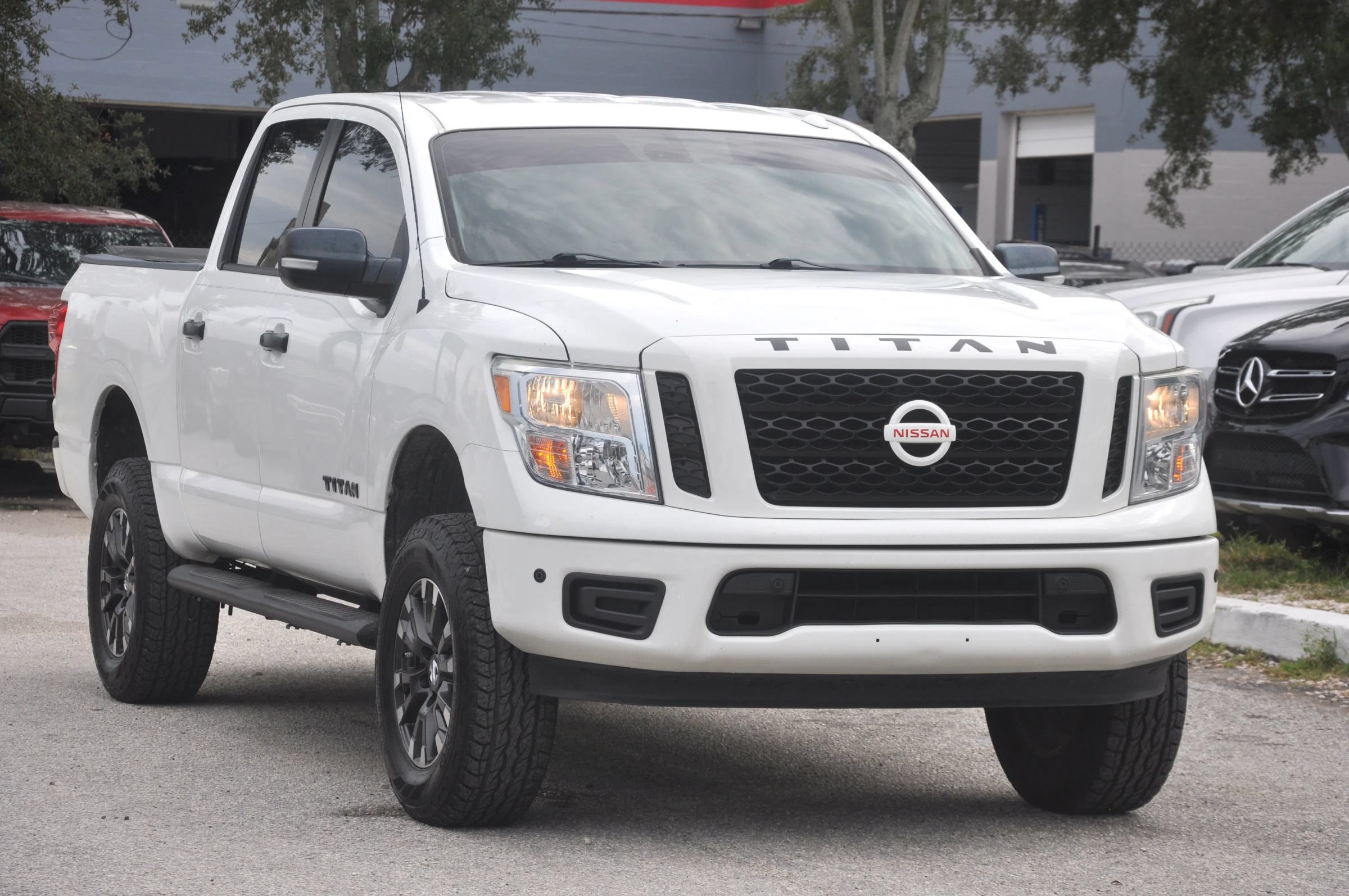 Used 2018 Nissan Titan SV w/ SV Convenience Package RWD image 11