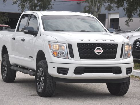 Used 2018 Nissan Titan SV w/ SV Convenience Package RWD image 11