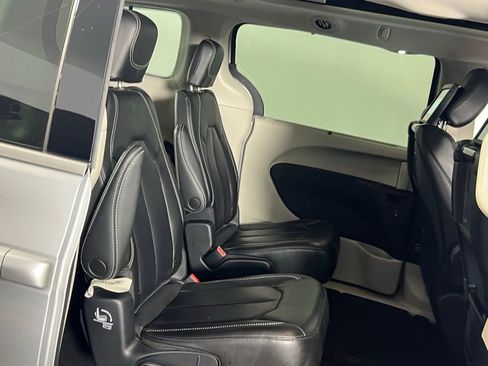 Used 2023 Chrysler Pacifica Touring-L w/ Uconnect Theater Family Group image 26