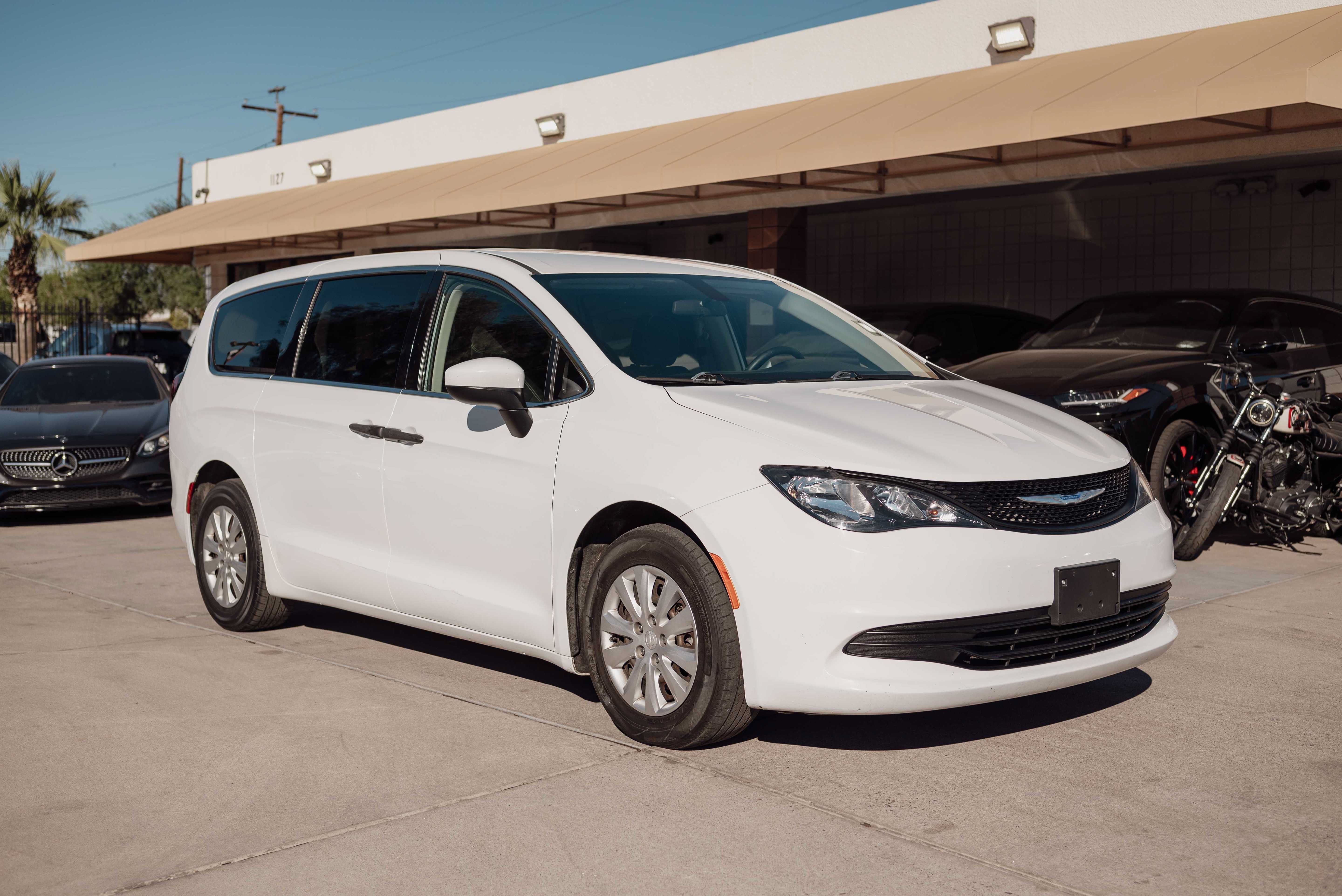 Used 2022 Chrysler Voyager LX FWD image 3
