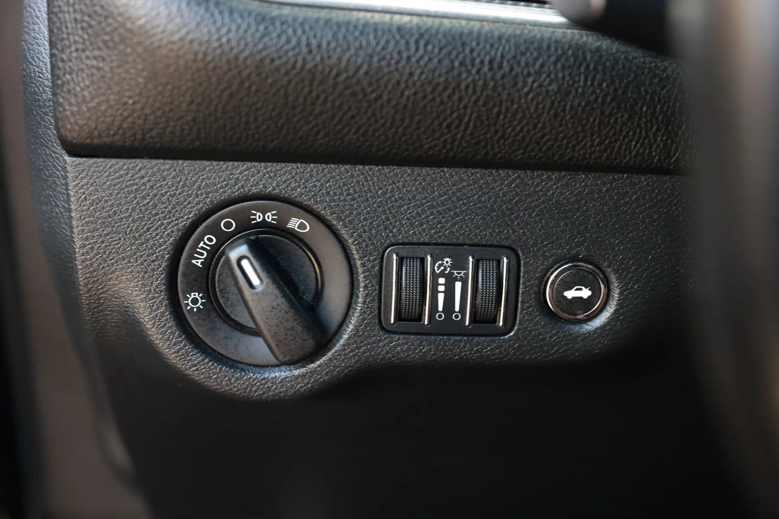 Used 2015 Dodge Challenger SRT Hellcat RWD image 42