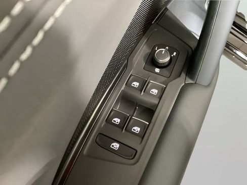 Certified 2025 Volkswagen Tiguan SE w/ Panoramic Sunroof Package AWD/4WD image 19