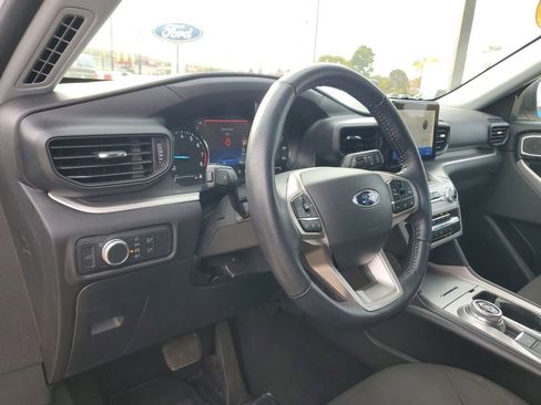 Used 2022 Ford Explorer XLT image 16