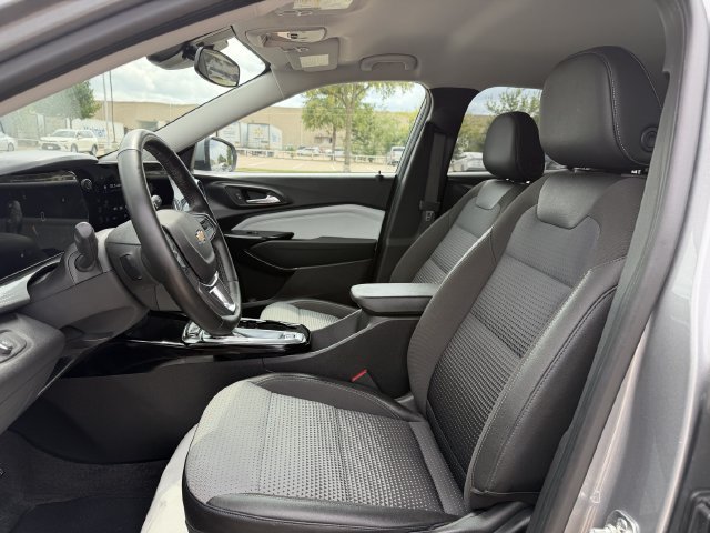 Used 2025 Chevrolet Trax LT w/ LT Convenience Package FWD image 24