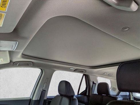Used 2025 Honda Pilot Touring image 17