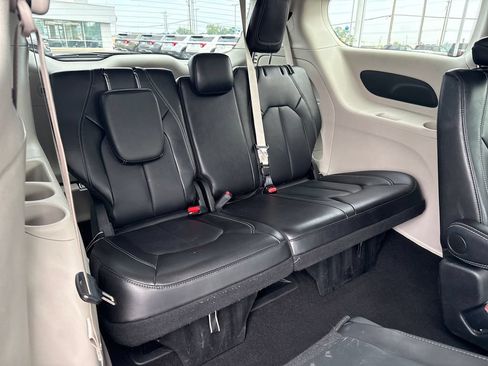 Used 2024 Chrysler Pacifica Touring-L FWD image 22