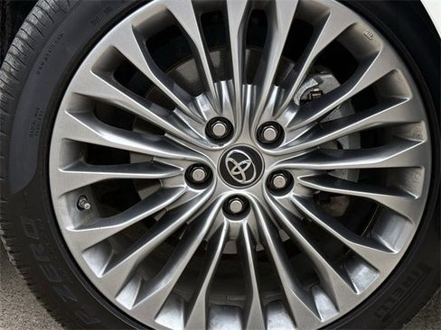 Used 2018 Toyota Avalon Limited image 10