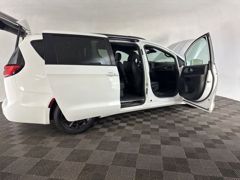 Used 2021 Chrysler Pacifica Touring-L w/ Premium & Safety Sphere Group image 18