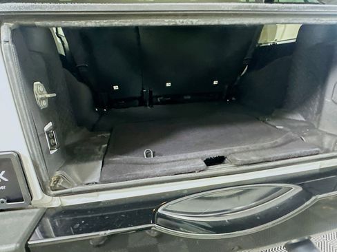 Used 2015 Jeep Wrangler Unlimited Sahara image 25