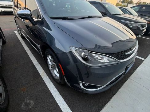 Used 2020 Chrysler Pacifica Limited FWD image 2