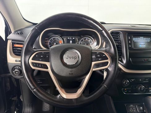 Used 2017 Jeep Cherokee Latitude FWD image 14