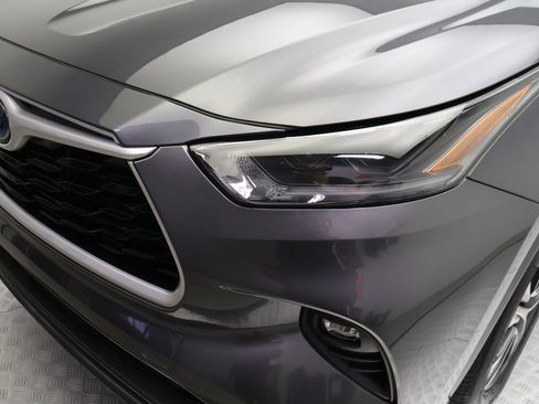 Used 2021 Toyota Highlander XLE FWD image 3
