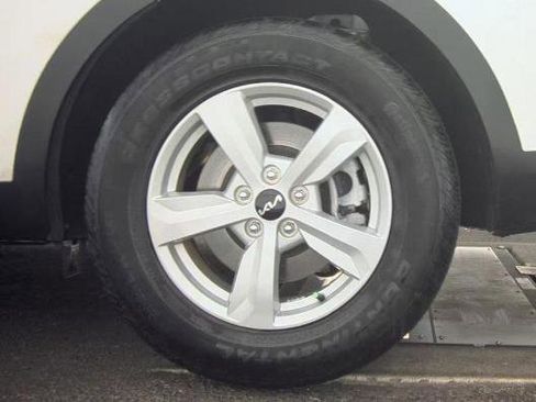 Used 2025 Kia Sorento LX image 13