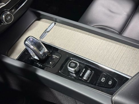 Used 2018 Volvo XC60 T8 Inscription w/ Luxury Seat Package image 36