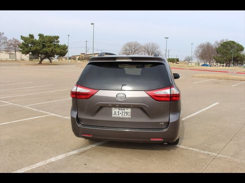 Used 2017 Toyota Sienna LE image 4