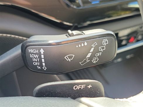 Used 2025 Volkswagen Atlas SE image 32