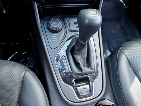 Used 2019 Jeep Cherokee Limited image 27