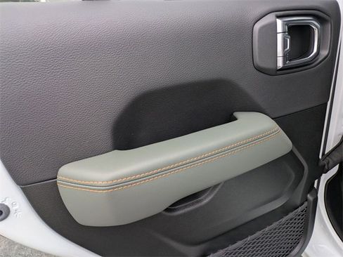 New 2025 Jeep Gladiator Mojave w/ Convenience Group image 25