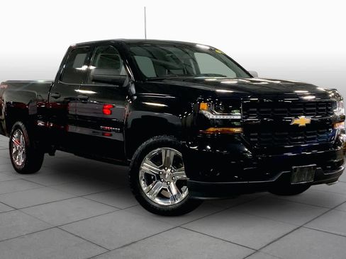 Used 2017 Chevrolet Silverado 1500 Custom w/ Custom Convenience Package AWD/4WD image 3