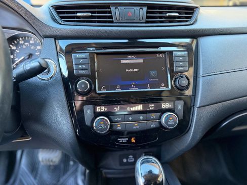 Used 2019 Nissan Rogue SV image 18