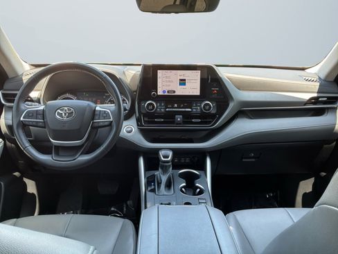 Used 2023 Toyota Highlander XLE FWD image 9