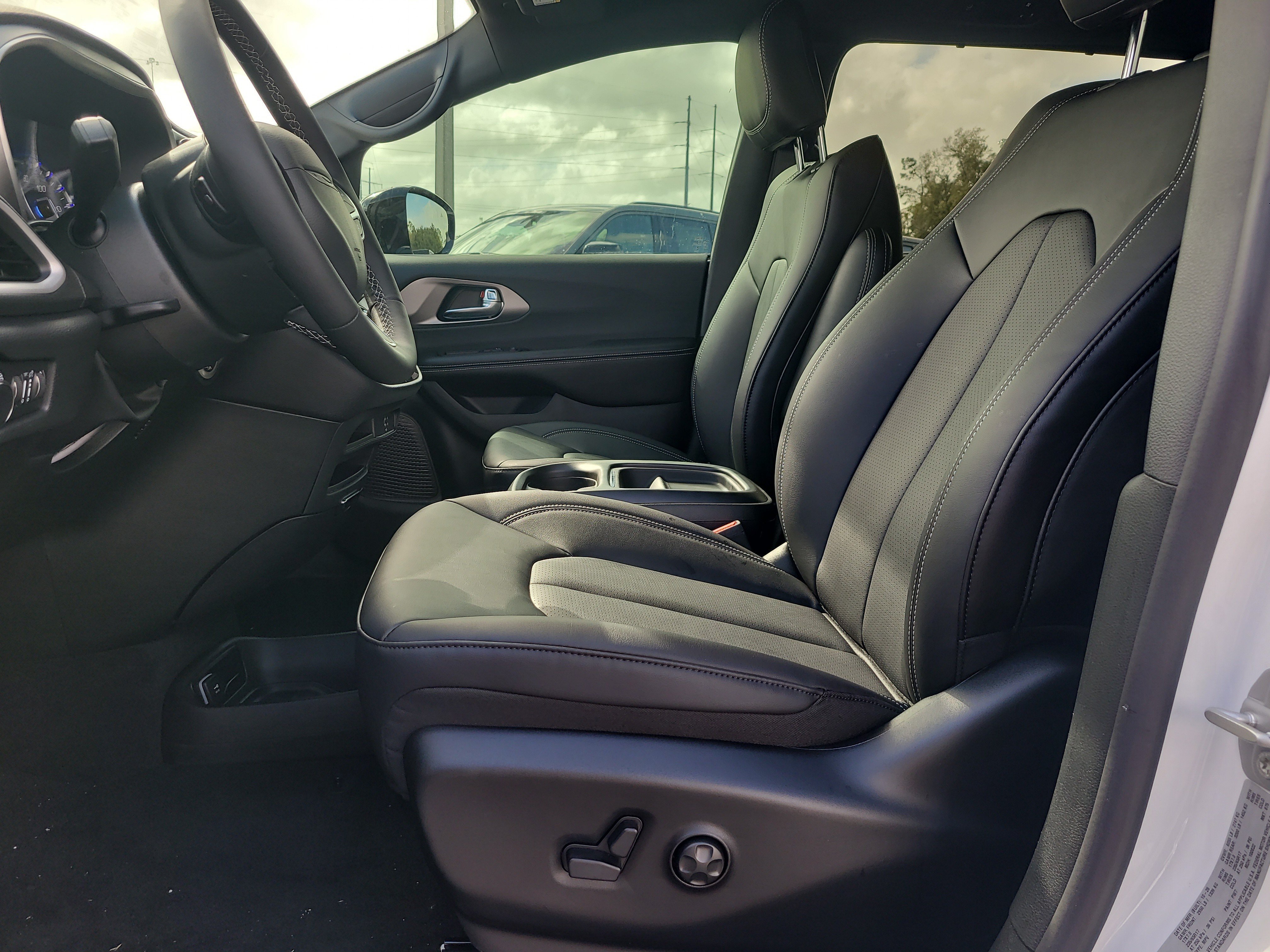 New 2027 Chrysler Pacifica Select FWD image 15