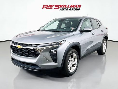 Used 2025 Chevrolet Trax LS w/ LS Convenience Package FWD image 3
