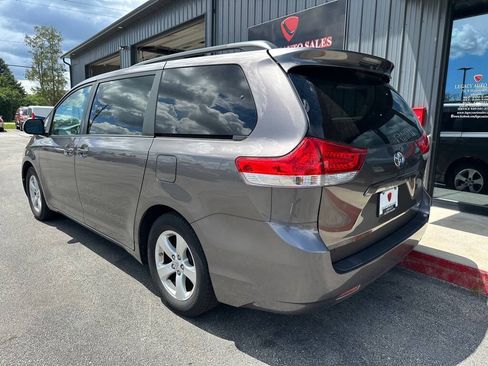 Used 2014 Toyota Sienna LE FWD image 3
