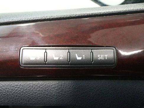 Used 2013 Lexus LX 570 4WD w/ Luxury Pkg image 17