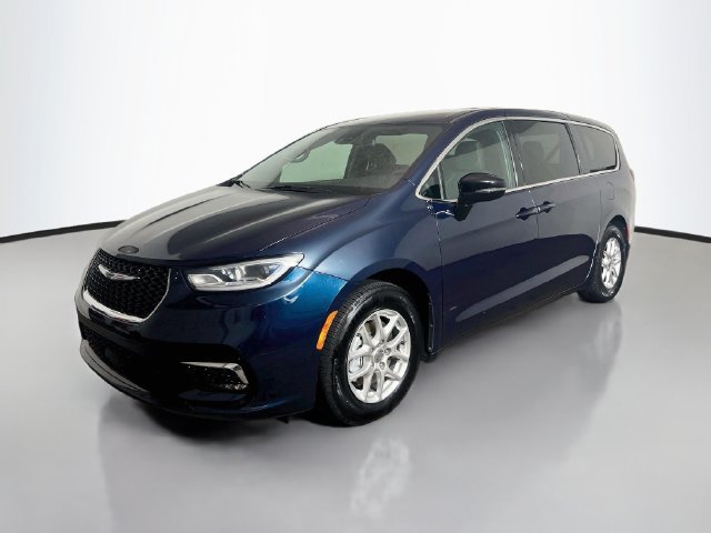 Used 2024 Chrysler Pacifica Touring FWD image 5
