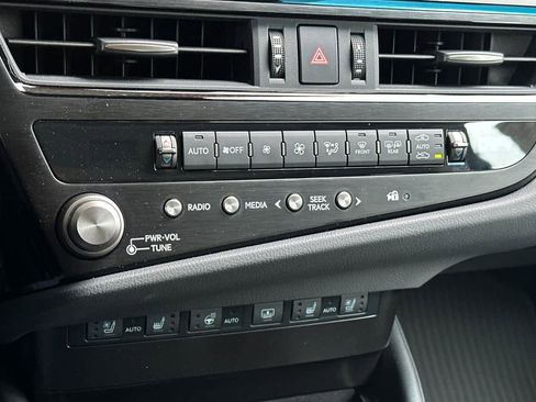 Used 2025 Lexus ES 300h w/ Accessory Package (Z2) FWD image 22