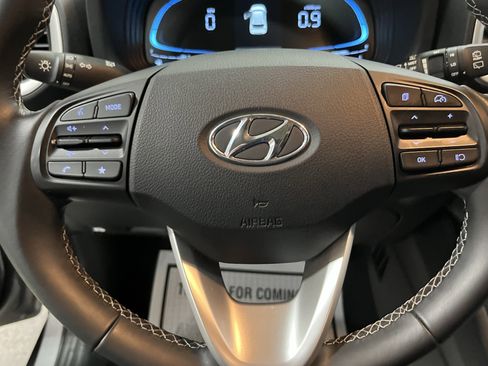 Used 2025 Hyundai Venue SEL FWD image 19