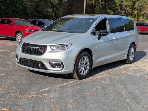 New 2026 Chrysler Pacifica Limited FWD image 7