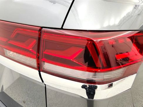 Used 2025 Volkswagen Atlas SE image 15