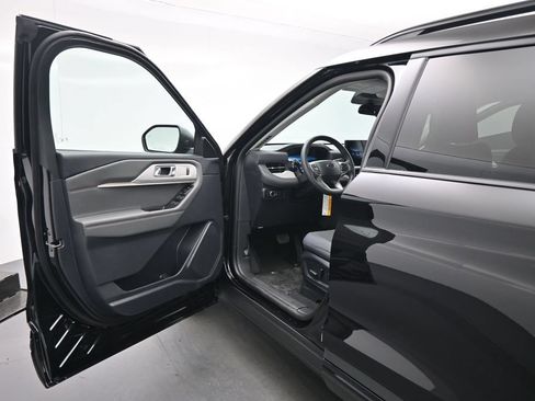 New 2026 Ford Explorer Active RWD image 8