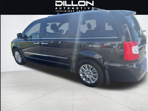 Used 2015 Chrysler Town & Country Limited Platinum FWD image 5