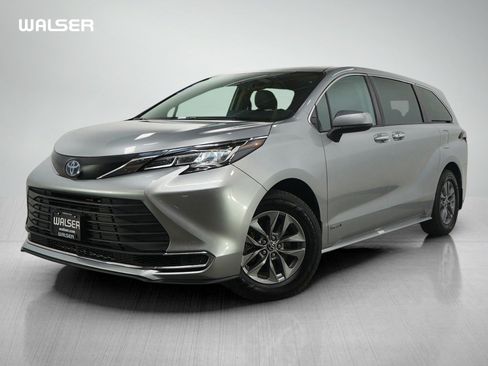 Used 2021 Toyota Sienna XLE image 1