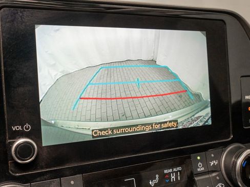 Used 2024 Toyota Highlander XLE image 16