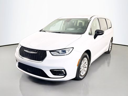 Used 2024 Chrysler Pacifica Touring-L FWD image 4