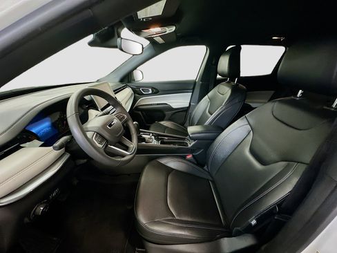 Used 2025 Jeep Compass Limited image 13