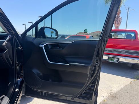 Used 2020 Toyota RAV4 LE AWD/4WD image 22